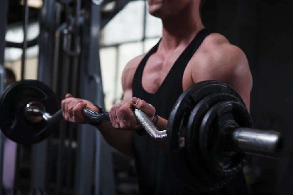 a man executing close grip ez bar curl